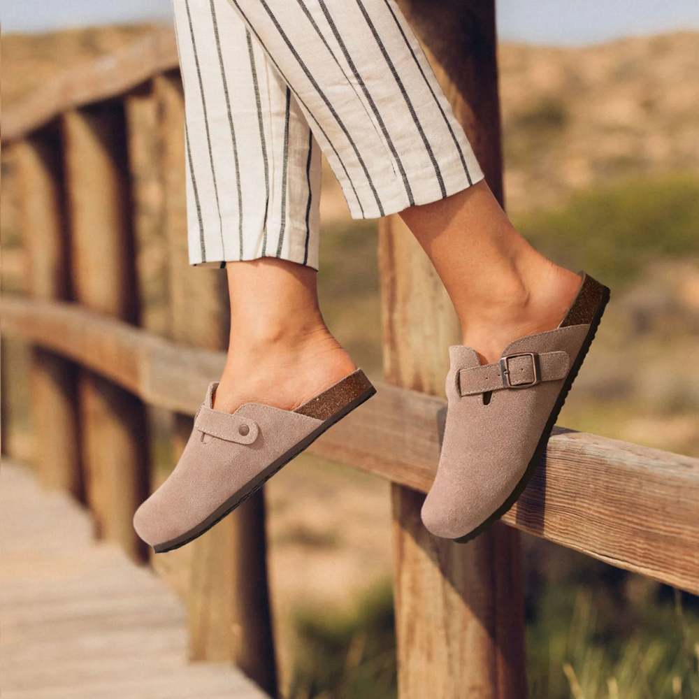 Zuecos de Gamuza con Suela de Corcho y Hebilla Ajustable para Mujer