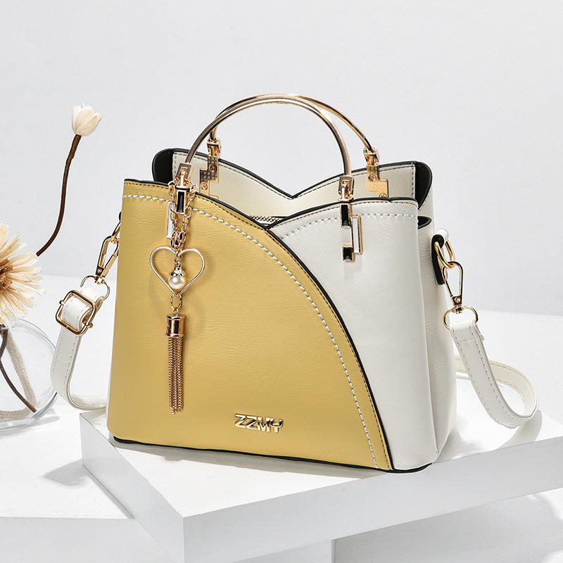 Bolso de Mano con Acabado Elegante y Correa Ajustable